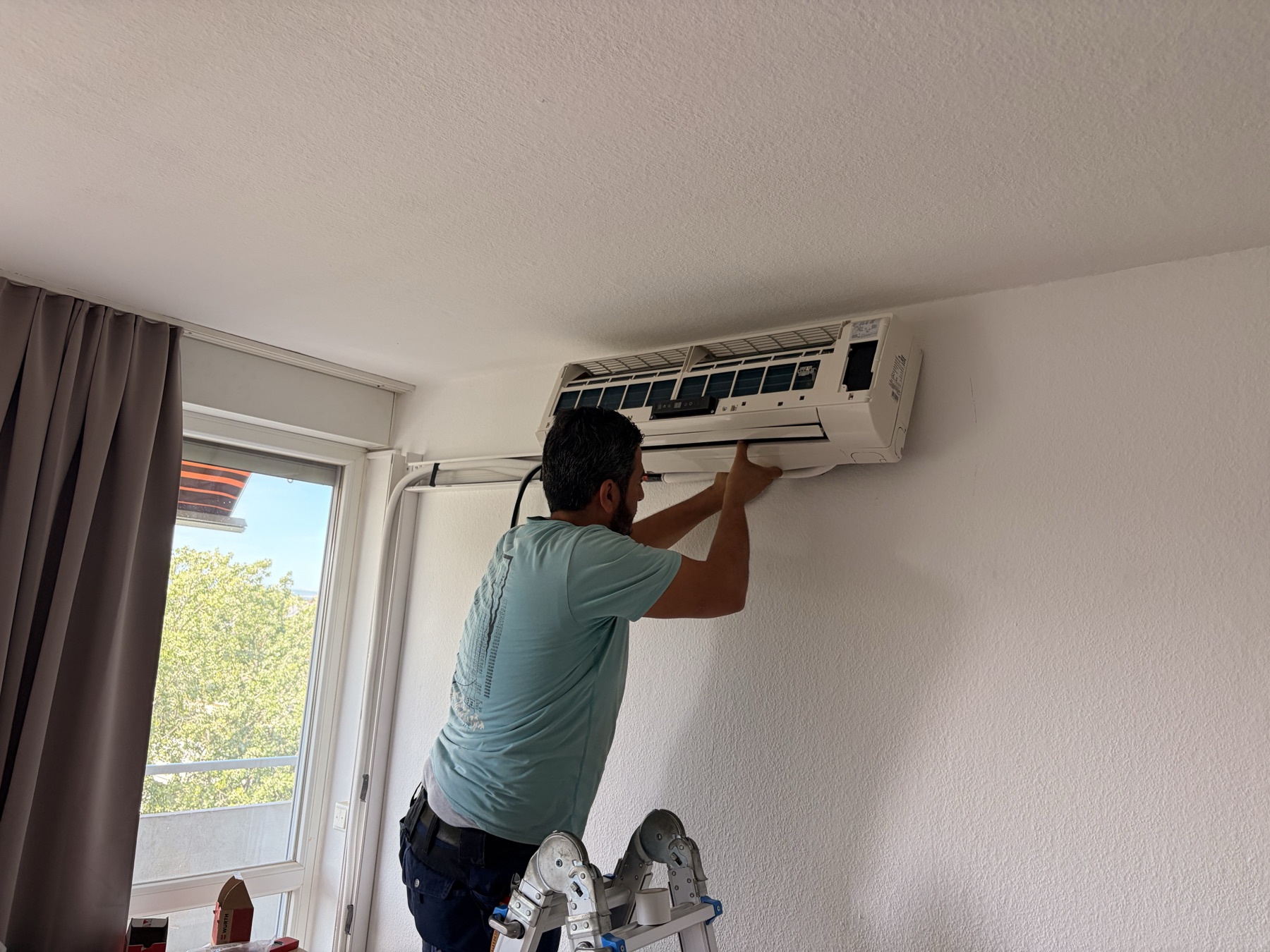 TEAMTEK Monteur montiert eine Split-Klimaanlage in Frankenthal